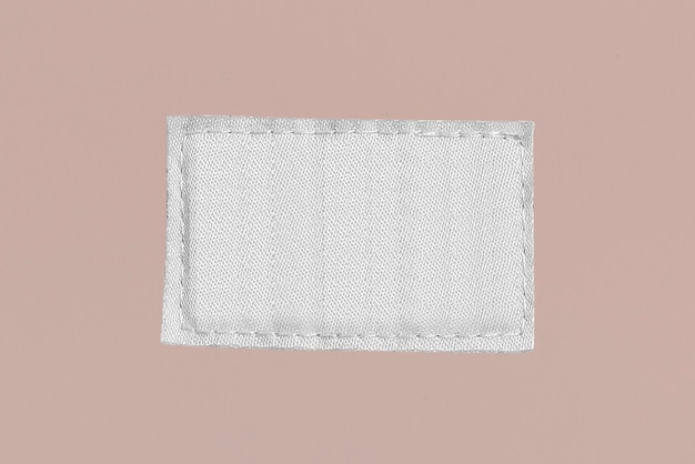 Étiquette textile blanche cousue à l'intérieur d'un vêtement, vue de près